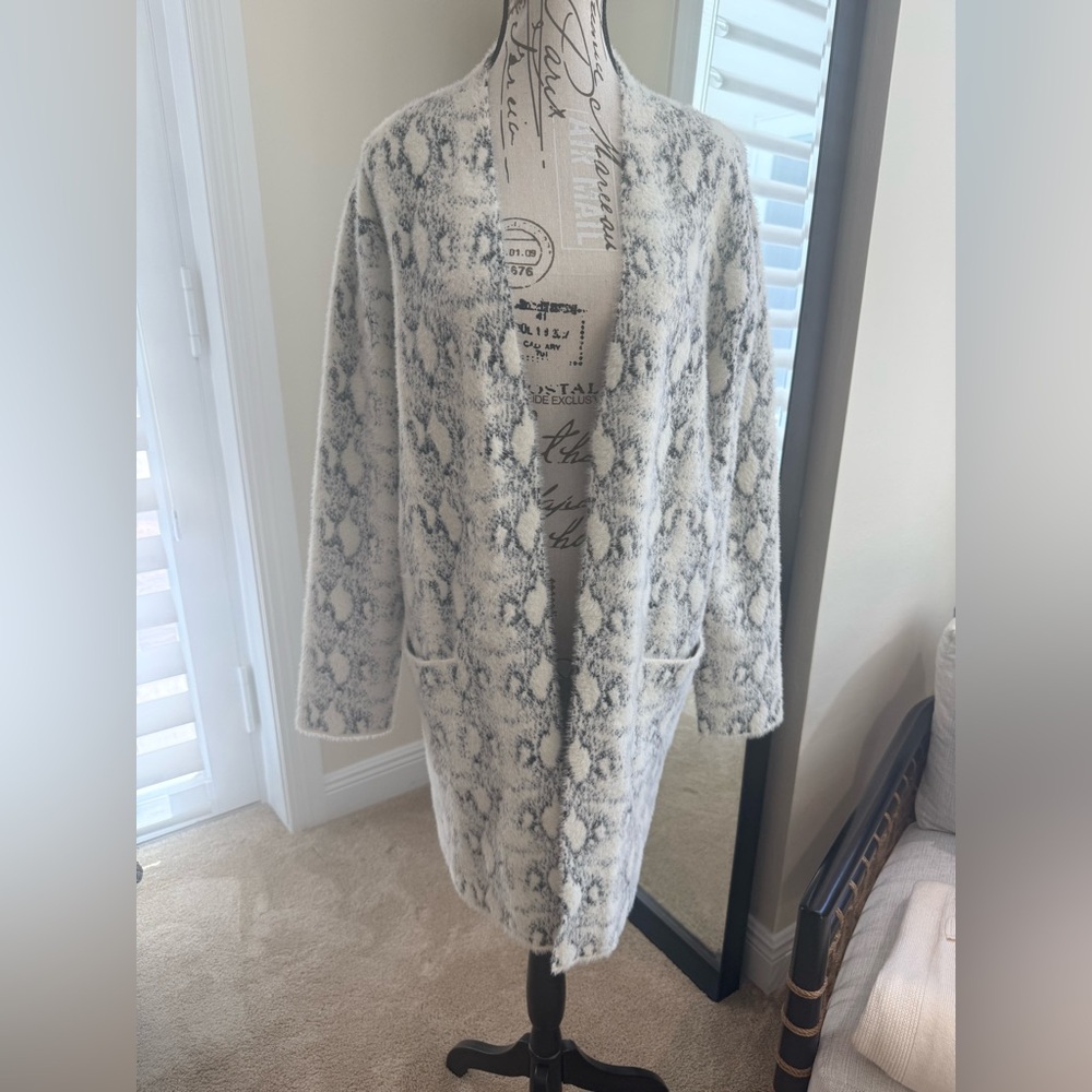 SUPER SOFT Cozy Gray and White snake Patterned Cardigan
